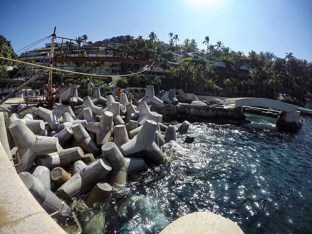 Fabricación de rompe olas con tetrápodos. Soluciones marinas en Acapulco