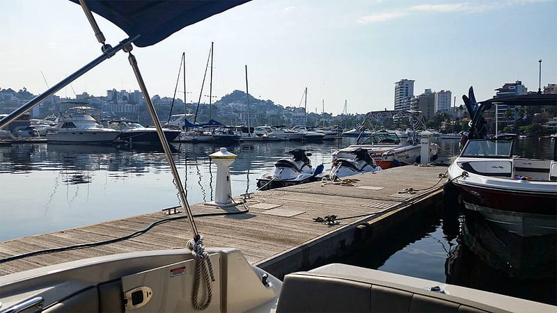 Emboyados y plataformas flotantes en Acapulco